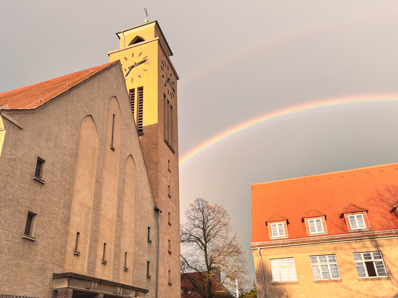 Lutherkirche mit Regenbogen am Himmel