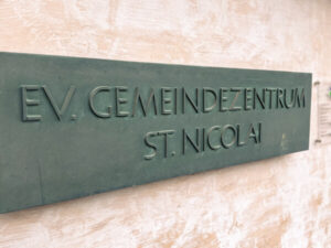 Schild vor Gemeindezentrum St. Nicolai