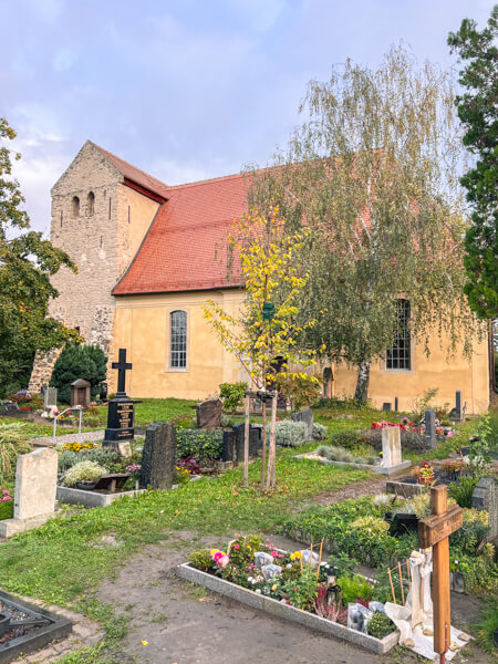 Friedhof und St. Petrus Kirche