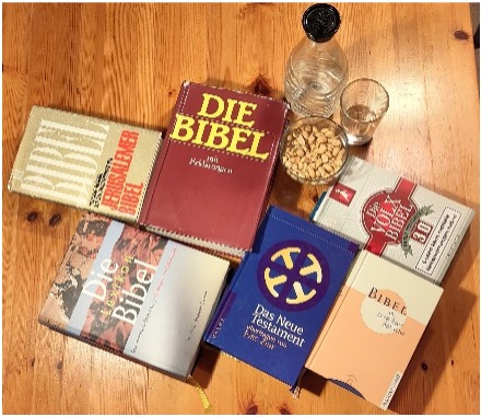 Verschiedene Bibelübersetzungen liegen nebeneinander